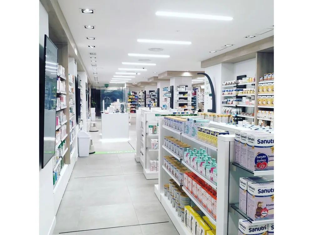Otro pasillo de la farmacia